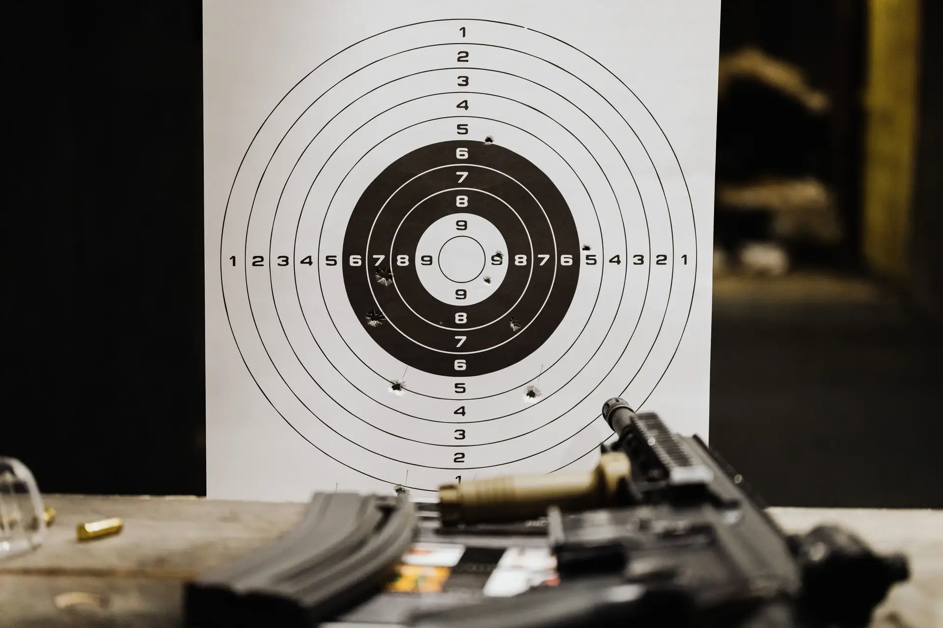 Manejo seguro de pistola em close